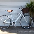 アレンジメントについて 「オシャレな自転車が欲しい」 こんなご相談を頂くことがあります。 確かに大手メーカーの人気商品だとありきたりで没個性な印象がありますが、 例えばハンドルグリップ、サドルおよびペダルを結ぶ三角点と、バスケット等を少し意識し...
