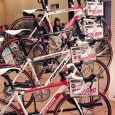 MERIDAの新作バイク BS展示会メリダの2009年モデルのバイクたち。 初めから赤色のカラータイヤを履いていて、走行性能はもちろんのこと、見た目にもオシャレな感じになっていました!! こちらは最近はやり始めたマットブラックカラーのクロスバイク...
