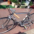 BIANCHI PISTA CLASSIC カタログ写真と実物が違う!良い意味ですが、こちらのビアンキ ピスタクラシック、 本当に実物を見て驚きました!!いつもはチェレステカラー(独特の緑色)のピスタを展示していることが多かったため、今回、お客様のご注文でこのクラ...