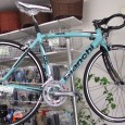 Bianchi 新入荷第一弾 先日、ご報告しましたBianchi一挙4台入荷!! まずご紹介しますのはこちら VIA NIRONE TIAGRAです。 イタリアで最古のブランドと、独特の緑色チェレステカラーが代名詞のビアンキ。 こちらのVIA NI...