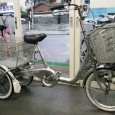 今回、ご紹介しますのはリサイクル自転車ではとてもめずらしい、大人用三輪車です。 リサイクルといっても、今回の自転車は本当に新しく、目立った傷も無く、メーカーは最高品質を誇るブリヂストンの自転車です。 飲食業で買出しに自転...
