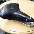 今回ご紹介しますのは、もう二度と手に入らないと思われるSpecialのハンモック型革サドルです。 当店が何十年とお世話になっている問屋さんの倉庫から発見されました! オシャレな方や、アンティークやヴィンテージ物がお好きな...