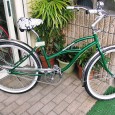 希少自転車第３弾は、アメリカンバイクで有名なハーレーの自転車です。 最近、どこででも売っているような自転車とは違い、このハーレーは所々にこだわりが見えます!! ゆったりと乗れるように作られた、この大きなハンドル!!ベルも...