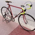 今月から始まりました、COLNAGO　SUPER再生日記。第２回です。 今回はハンドル周りとシフトレバーのクリーニングです。 まずは、古くなったバーテープを剥がします。この作業、材質や以前巻いた時からの経過時間などで、作...