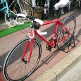 ANCHOR  sports入荷です＾＾ 今回のモデルは、これからロードバイクを始めようという方におススメの一台です。 鮮やかなレッドカラーがキレイです　!!　乗車感覚も、あまり前傾姿勢がきつくないので（本格的レースバイ...