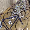 前回は主にロードバイクをご紹介させていただきました。 今回は、他の車種、パーツなど御紹介をしたいと思います。 まずはこちら、 ＲＩＴＥ　ＷＡＹの新作クロスバイクたち^^デザインもシンプルに、ショートブルホーンバー、フラッ...
