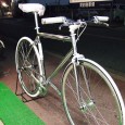 新入荷 FELT BROUGHAM FELTのシングルバイク、BROUGHAMが入荷いたしました!! 先日の東京での2011年モデル発表会のときに、ひと際輝いておりましたので、現地にて注文してきました^^ さっそく御覧ください ! 一般車などに比べて、推進...