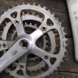 クエスト再生工場 NISHIKI MTB 第3回 お盆休みも明け、久しぶりの更新となりました。 大変お待たせして申し訳ありません。NISHIKI の再生日記第3回です。 今回はクランクセットのクリーニングを行っていきたいと思います。 こちらがクリーニング前の状態です。 ...