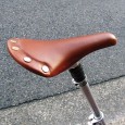 super light 再生日記 第8回 長い間、中断しておりました super light 再生日記。 やっと、サドルが入荷し、ようやく完成いたしました^^ 今回、スポーティーとクラシカルをテーマにしていましたので、こちらのサドルにいたしました!! バーテープ...