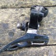 クエスト再生工場 NISHIKI MTB 第2回 前回より始まりました、NISHIKIの再生日記。 しばらくの間は塗装が出来上がるまでに、少しでも各パーツのクリーニングを行っていきたいと思います。 というわけで、まずはこちら・・・ フロントディレイラー(前変速機)です。...