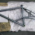 クエスト再生工場 NISHIKI MTB 第4回 お待たせいたしました!! フレームの塗装が終り、生まれ変わりました^^ 色は、シャイングレーです!! 当店が委託している塗装業者の店長さんも自転車人で、とても良い仕事をしてくださいます!! パッと見はわかりませんが、走行...