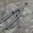 クエスト再生工場 NISHIKI MTB 第5回 今回から、いよいよ組み立てとなり、完成も近づいてきました。 まずは、新品のフロントフォークをヘッドチューブの長さに合わせて切断します。 切断すると、フォークの口がバリ(切った際にできる切断面のギザギザ)などによって狭くな...