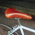 ganwell 再生日記 最終回 長きに渡りお送りしてきましたganwell の再生日記も、いよいよ今回で最終回です。 前回、自転車の形になり、今回はサドルとバーテープを巻いて完成となります。 それでは御覧ください。 まずはサドルから・・・・・ オーナー...