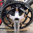 ロードバイクのカラーアレンジ 第2回 (今回はクロスバイク、マウンテンバイクにも可能です) 前回、バーテープとブレーキ本体をゴールドカラーに変え、少しだけアレンジが行われました。 今回は、更に進めていきたいと思います。 アレンジ箇所は、チェーンリングボルト、チェーン、プーリー(後ろ変速機に付いている歯)です。今...