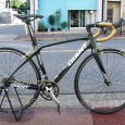 ロードバイクのカラーアレンジ 第3回 前回、大体のパーツを交換し、残すは全体像を御紹介するだけとなりました。 完成像を御紹介する前に、まずはタイヤを交換します。 品は SERFAS SECA RACING です。 グレー/ブラックの落ち着いたカラータイ...