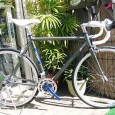新入荷 2011年モデル GIANT TRADIST D 今回御紹介させていただくのは、少し洒落たクラシックロードの雰囲気を持つスポーツバイクです。 2010年モデルから登場した 『TRADIST』 。2011年モデルから、待望のドロップハンドルバージョンも登場しました。 昔な...