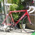 ロードバイク FELT F85 2011年モデル 今回御紹介させていただくのは、FELTの2011年モデルロードバイク F85です。 フレームは7005スーパーライトバテッドアルミ。フォークはカーボン。(タイヤはオーナー様の御希望により交換しています。もともとはホワイト...