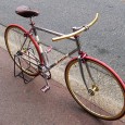 Bianchi PISTA アレンジ日記 第5回 前回、ホイールを組み、ハンドルもカットし、今回いよいよ、今まで御紹介させていただいた数々のパーツをフレームに組んでいきます!! では早速御覧ください!! まずは、チェーン、ペダル、ホイールにパナレーサーのレッドカラータイ...