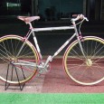 Bianchi PISTA アレンジ日記 第6回 前回、大よその形を御覧頂、今回はいよいよ完成です! 残すところ、ハンドル部分の組み着けでしたが、どのようになったのでしょうか・・・!?前回の予告通り、夜の撮影です^^ それでは早速御覧ください!! グリップはBROOKS...