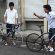 自転車のクエストでは、お客様の立場にたったサービスを心がけています。 新車をお渡しして、ハイおわり、ではありません。 スタッフによる伴走レクチャーもそのひとつ。 ご購入いただいた新車に実際に乗りながら、 基本的なスポーツ...
