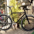 昨年から当店大人気の GIANT TRADIST シリーズの中から、TRADIST SL 新入荷です！ 見た目にも美しいホリゾンタルフレーム（トップチューブが地面と水平）が特徴です。 オシャレな街乗り自転車にもってこいで...