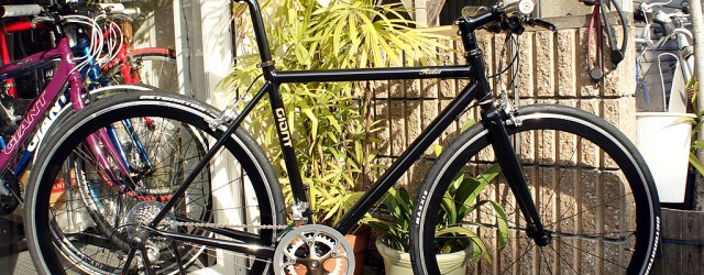 昨年から当店大人気の GIANT TRADIST シリーズの中から、TRADIST SL 新入荷です！ 見た目にも美しいホリゾンタルフレーム（トップチューブが地面と水平）が特徴です。 オシャレな街乗り自転車にもってこいで...