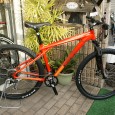 昨年、人気が出てきました、29er MTB の入荷です。 今までのＭＴＢの一般的な26インチよりも大きい29インチサイズで、高速走行や安定感が優れています。 段差などの衝撃吸収にも優れています。悪路はもちろん、道を選びた...