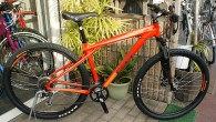 GT KARAKORAM 3.0 昨年、人気が出てきました、29er MTB の入荷です。 今までのMTBの一般的な26インチよりも大きい29インチサイズで、高速走行や安定感が優れています。 段差などの衝撃吸収にも優れています。悪路はもちろん、道を選びた...
