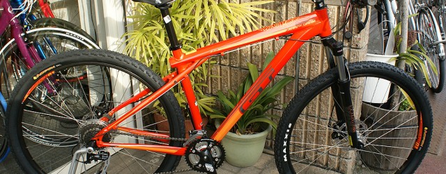 昨年、人気が出てきました、29er MTB の入荷です。 今までのＭＴＢの一般的な26インチよりも大きい29インチサイズで、高速走行や安定感が優れています。 段差などの衝撃吸収にも優れています。悪路はもちろん、道を選びた...