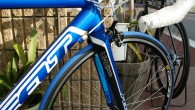 FELT F85 FELT F85 ロイヤルブルー入荷です! 7005スーパーライトアルミをフレーム素材に用いて、このグレード、価格帯では比較的軽く仕上がっています。重量9.0kg。 とても綺麗な色、ロイヤルブルーです!ドイツメーカーらし...