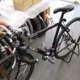 ロードバイクのクラシカルアレンジ SURLY編 今回御紹介しますのは、スポーツバイクのクラシカルアレンジです。 モデルはこちら・・・SURLYのシクロクロス(CROSS CHECK)。 オーナー様の御要望は、クラシカルな雰囲気に^^ では早速御覧ください!! すでに右...